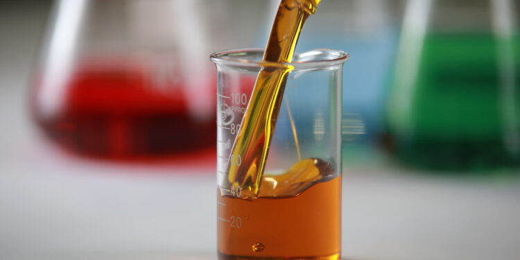 Новое исследование предполагает, что изменение диеты может помочь в лечении некоторых людей с рассеянным склерозом.