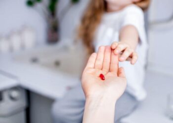 Финголимод в качестве терапии первой линии при рассеянном склерозе с началом у детей: отчет о клиническом случае