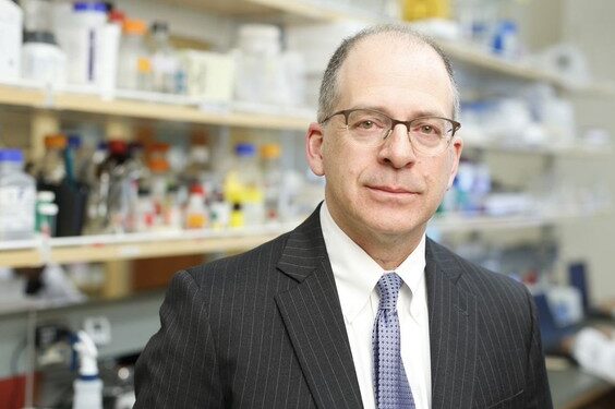 Многообещающая работа над новым лечением рассеянного склероза 1 Д-р Майкл Левин - заведующий кафедрой клинических исследований рассеянного склероза в Саскачеване и профессор Медицинского колледжа США. АВТОР ФОТО: SUPPLIED / Saskatoon